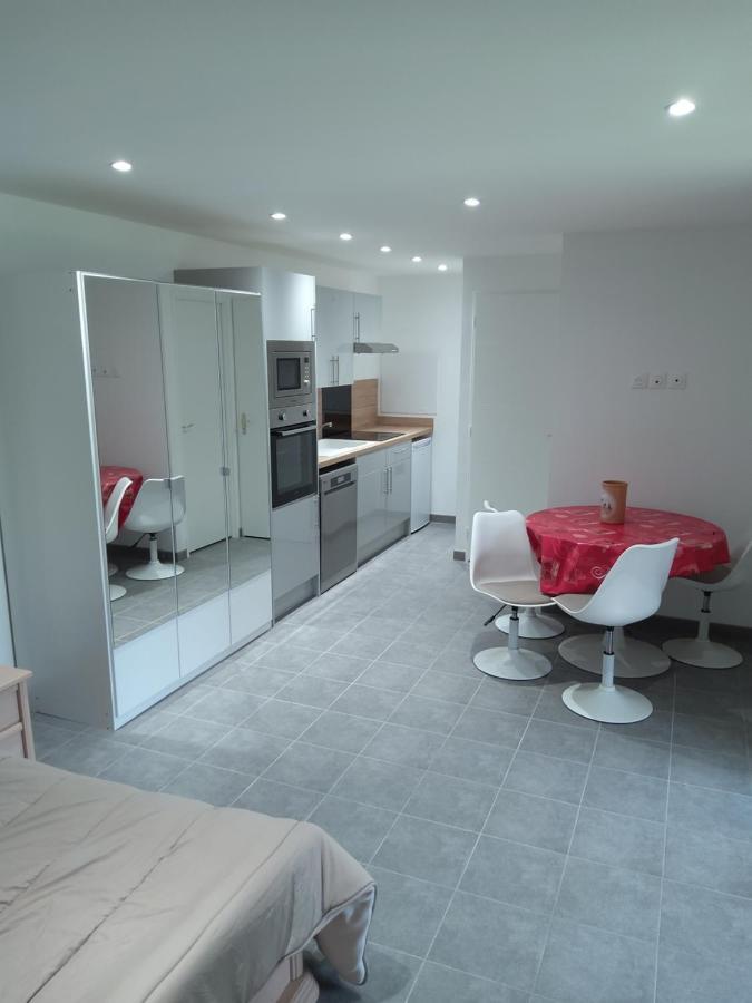 Apartmán Meuble Avec Cour Sotteville-lès-Rouen Exteriér fotografie